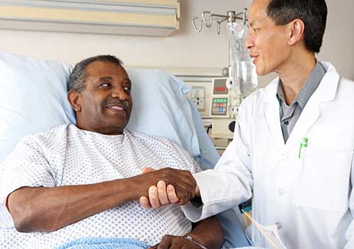 Una foto que muestra a un paciente que consulta con un radiólogo