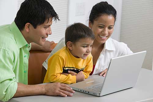 Familia usando laptop
