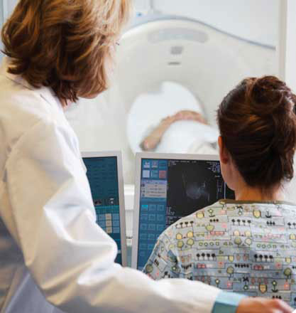 Paciente durante una exploración por tomografía computarizada (TAC).