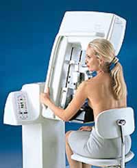 Paciente pasando por procedimiento de mamografía