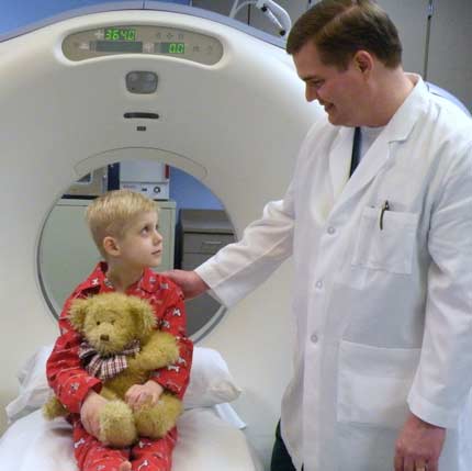 Foto de un niño en preparación para una tomografía computarizada.