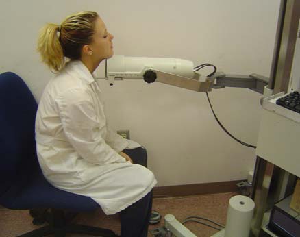 Fotografía de una sonda contadora usada para exámenes de absorción de tiroides.  El paciente se sienta con la cámara dirigida hacia el cuello por cinco minutos, y luego la pierna por cinco minutos.